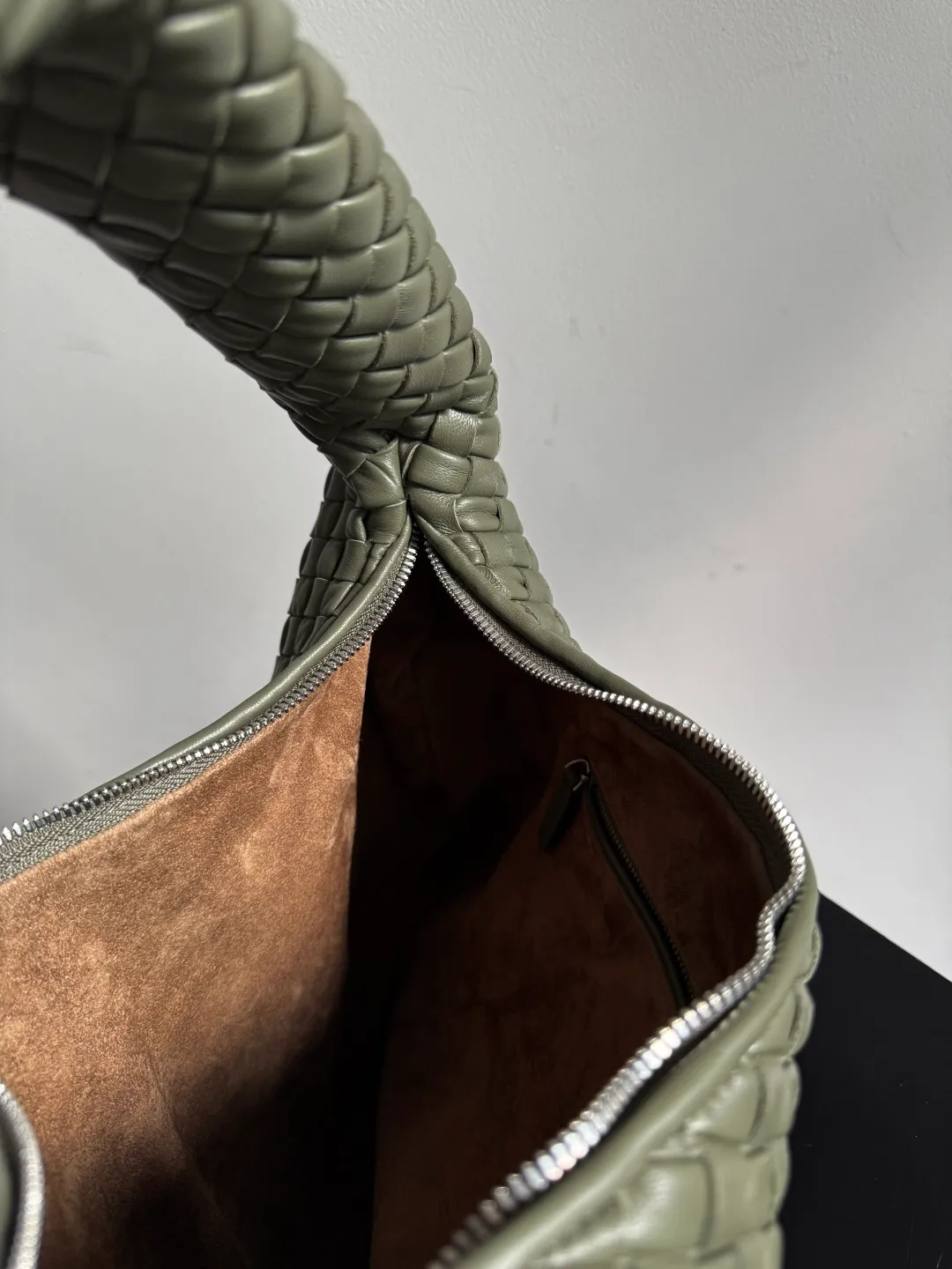 Batch 2120 BV Bottega Veneta's new early spring women's shoulder bag. The soft and delicate Hobo bag has been shipped! Many friends are waiting for this bag. It has a round shape and a large capacity. It can hold a 50-fold umbrella inside. Babies with a lot of daily items do not need to worry about the capacity of this bag. It is a practical bag for traveling and commuting. Although it is fluffy, it is soft and comfortable when carried on one shoulder. It has a modern and retro feel. Model No.: 856737 Size: 44*28*5cm